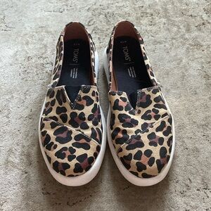 Tom’s leopard print platform slip on size 7.5